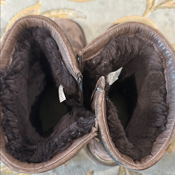 UGG Brown Suede Winter Boots with Cozy Lining - Picture 4 of 4